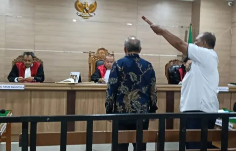 Prof DR Hadin Muhzad SH MHum saat menjadi saksi a de charge atau meringankan perkara dugaan tindak pidana UU Minerba dengan terdakwa  Sugiannor (Foto Istimewa/Bomindonesia)