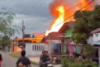 Api berkobar tinggi di Jalan Cempaka Raya Komplek Agraria 2, Kelurahan Basirih, Kecamatan Banjarmasin Barat, di amuk sinjago merah, Senin (9/12/2024) sore. (foto: istimewa/bomindonesia)