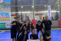 MESKI tanpa persiapan yang matang serta waktu yang mepet dan pemain yang minim, Tim Futsal Wartawan Desk Polda Kalsel berhasil menjadi Juara IV pada  Turnamen Futsal PWI Kalsel Adaro Cup 2024 di Gor Borneo Indoor Futsal, Minggu (22/12/2024). (Foto Istimewa)
