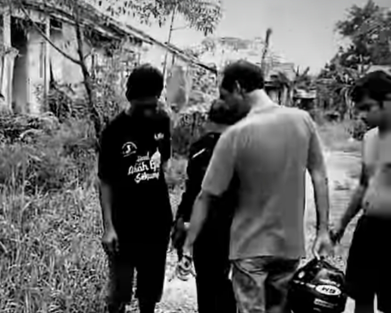 Masyarakat saat mendengarkan penjelasan korban di lokasi kejadian (Foto screenshot Instagram/Bomindonesia)