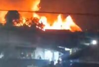Api Berkobar di Jalan Barito Ulu  Gang Nurudin Kelurahan Pelambuan Kecamatan Banjarmasin Barat, Jum'at ( 2712/2024 ) dini hari. (foto:istimewa/bomindonesia) 

