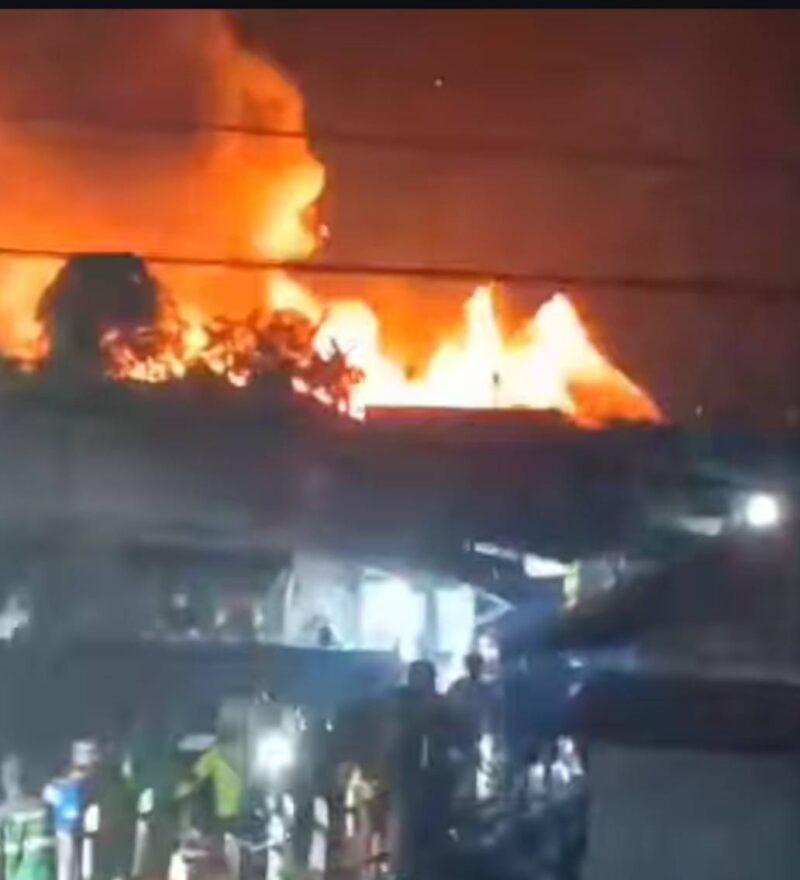 Api Berkobar di Jalan Barito Ulu  Gang Nurudin Kelurahan Pelambuan Kecamatan Banjarmasin Barat, Jum'at ( 2712/2024 ) dini hari. (foto:istimewa/bomindonesia) 
