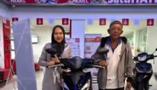 Kai Hasan bersama dermawan seorang wanita yang memberikan nya motor baru saat di dealer (foto Istimewa/screenshot)