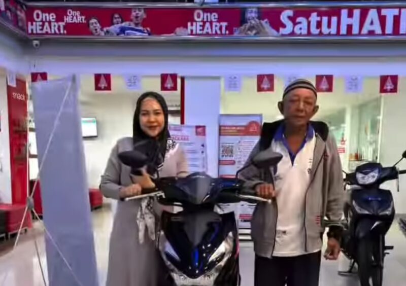 Kai Hasan bersama dermawan seorang wanita yang memberikan nya motor baru saat di dealer (foto Istimewa/screenshot)/Bomindonesia)