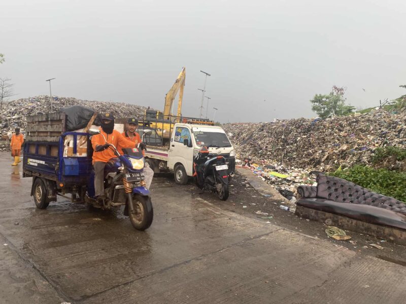 Aktivitas tempat pembuangan akhir (TPA) Basirih Banjarmasin (foto:bomindonesia)