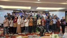 Anggota Komite Tanggung Jawab Perusahaan Platform Digital untuk Mendukung Jurnalisme Berkualitas dan insan pers di Kalimantan Selatan berfoto bersama dalam acara sosialisasi Perpres Nomor 32 Tahun 2024 di Banjarmasin, Kalimantan Selatan (Kalsel) (foto:istimewa/bomindonesia)