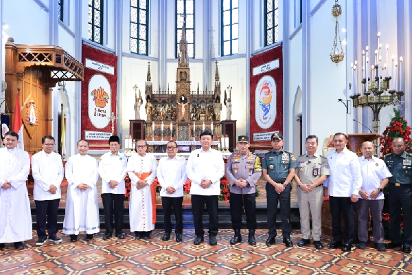 Kapolri Jenderal Polisi Listyo Sigit Prabowo Terlihat Berfoto Bersama (foto:istimewa)