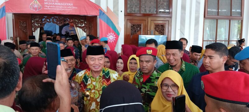 Gubernur Kalsel Haji Muhidin Bersama Pimpinan Wilayah Muhammadiyah Kalsel Saat Menghadiri Milad ke-112 di Gedung Mahligai Pancasila Banjarmasin (foto:bomindonesia)