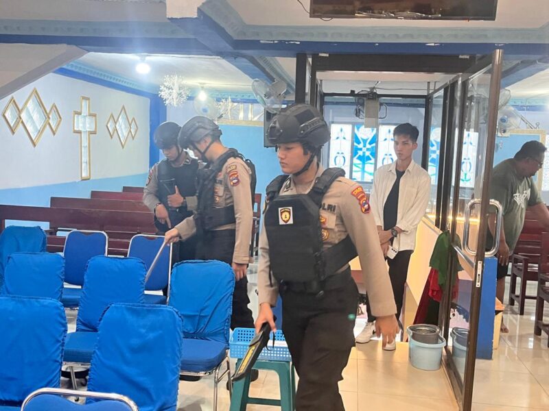 Polisi Sedang Mensterilkan Gereja (foto:bomindonesia)