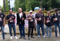 Aktivis LSM se- Kalsel Membangikan Bunga dan Stiker kepada Pengguna Jalan di depan gedung KNPI Kalsel, untuk Memperingati Hari Antikorupsi se-Dunia 2024 (foto:bomindonesia)