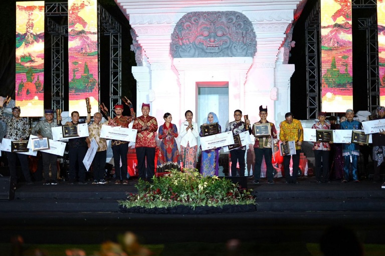 Provinsi Kalimantan Tengah Juara III sebagai Provinsi Terbaik dalam Implementasi Strategi Kebijakan Pemerintah Daerah 2024 (foto:mckalteng/bomindonesia)