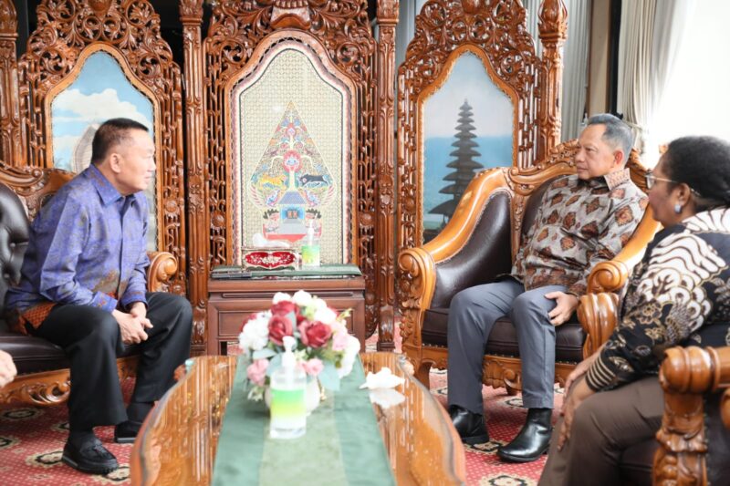 Menteri Dalam Negeri (Mendagri) RI, Tito Karnavian menyambut kedatangan Pelaksana Tugas (Plt) Gubernur Kasel H. Muhidin (foto:adpim/M Alfian/bomindonesia)