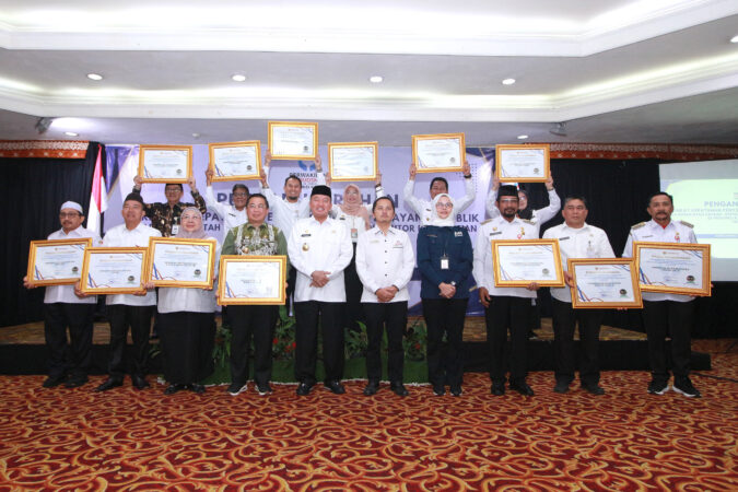 Plt. Gubernur Kalimantan Selatan H Muhidin Bersama Ketua Ombudsman Kalsel Hadi Rahman dan Jajaran Penerima Penghargaan (foto:bomindonesia)