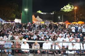 Ribuan Warga Tanbu Menghadiri Tabligh Akbar Guru Udin Samarinda (foto:diskominfo/bomindonesia)