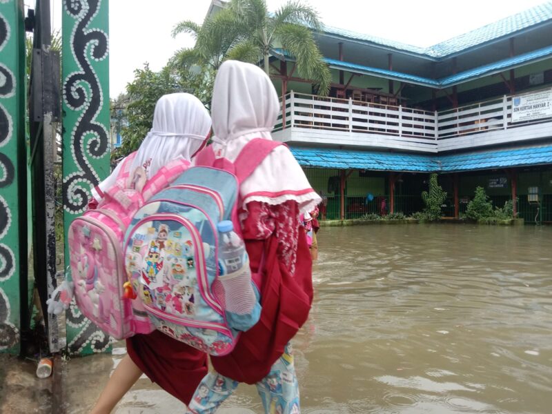 Kondisi Banjr Membuat Proses Belajar Mengajar Terhambat (foto:bomindonesia)