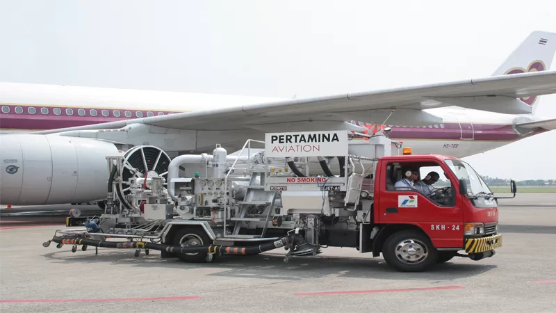 Pengisian BBM Jenis Avtur di Bandara untuk Pesawat Terbang (foto:istimewa/bomindonesia)