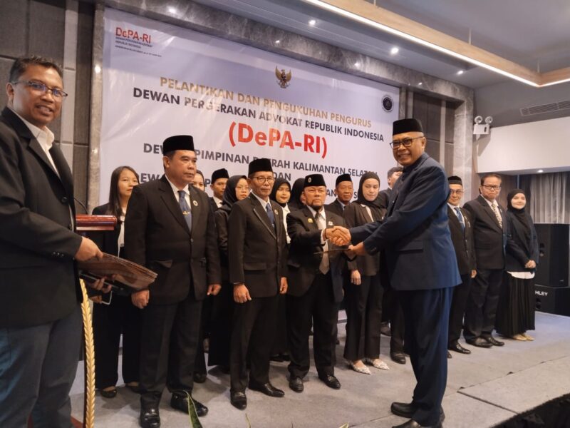 Disaksikan Sekjen DR Sugeng Ariwibowo SH MH dan undangan, Ketua Umum DePA-RI, Dr. TM. Luthfi Yazid, SH, LL.M, resmi melantik pengurus DPD Kalseldan Tiga DPC di Hotel Harper Jalan S Parman Banjarmasin ,Rabu (29/1/2025) (Foto Istimewa/Bomindonesia)