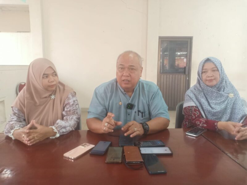 Dekan Fakultas Perikanan dan Kelautan Universitas Lambung Mangkurat (ULM) Dr H Untung Bijaksana didampingi Dr Hj Indira Fitriliyani (Wakil Dekan Bidang Kemahasiswaaan), Ira Puspita Dewi MSi (Wakil Dekan Bidang Umum dan Keuangan) {foto:bomindonesia)