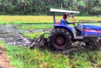 Menggarap Sawah dengan Traktor (foto:istimewa/bomindonesia)