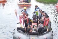 Gubernur Kalsel Haji Muhidin Menggunakan Perahu Karet Didampingi Bupati Batola Bahrul Ilmi untuk Menyerahkan Bantuan bagi Warga Korban Banjir di Kabupaten Barito Kuala, Provinsi Kalsel (foto:istimewa/bomindonesia)