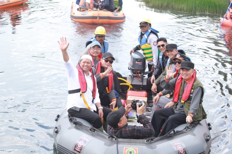 Gubernur Kalsel Haji Muhidin Menggunakan Perahu Karet Didampingi Bupati Batola Bahrul Ilmi untuk Menyerahkan Bantuan bagi Warga Korban Banjir di Kabupaten Barito Kuala, Provinsi Kalsel (foto:istimewa/bomindonesia)