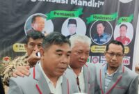 Ketua Forum Kerukunan dan Pemerhati Warga Kalimantan (FKPWK) H Rachmad Fadillah SH Bersama Pengurus kepada Wartawan (foto:bomindonesia)