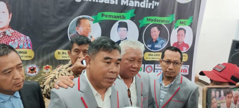 Ketua Forum Kerukunan dan Pemerhati Warga Kalimantan (FKPWK) H Rachmad Fadillah SH Bersama Pengurus kepada Wartawan (foto:bomindonesia)