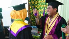 Wakil Wali Kota Banjarmasin Arifin Noor di Wisuda Lansia (foto:bomindonesia)