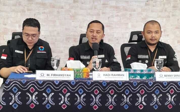 Kepala Ombudsman Kalsel Hadi Rahman (Tengah) (foto:bomindonesia)