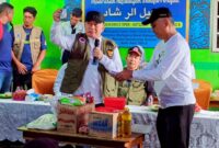 cGubernur Kalsel Berikan Bantuan Banjir bagi Warga Desa Teluk Selong Ulu, Kabupaten Banjar  (foto:istimewa)