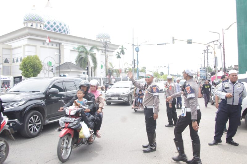 Polisi Sedang Melakukan Pengaturan Lalu Lintas (Foto Istimewa/Bomindonesia)