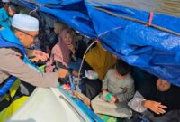Sat Polair Polresta Banjarmasin Jalur Sungai Bagikan Makanan Gratis (Foto Istimewa/Bomindonesia) 