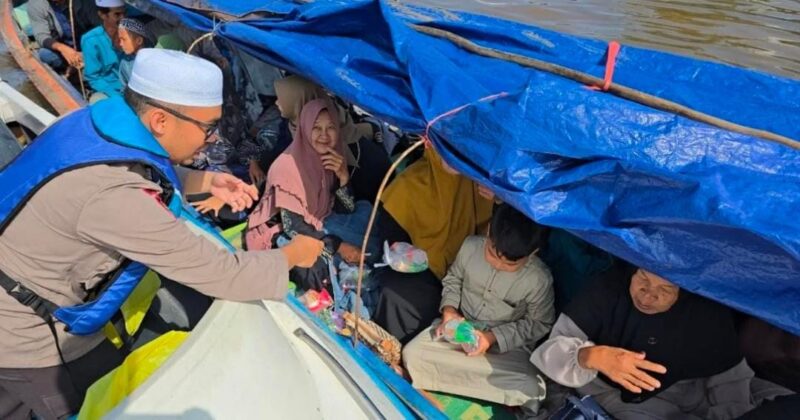 Sat Polair Polresta Banjarmasin Jalur Sungai Bagikan Makanan Gratis (Foto Istimewa/Bomindonesia) 