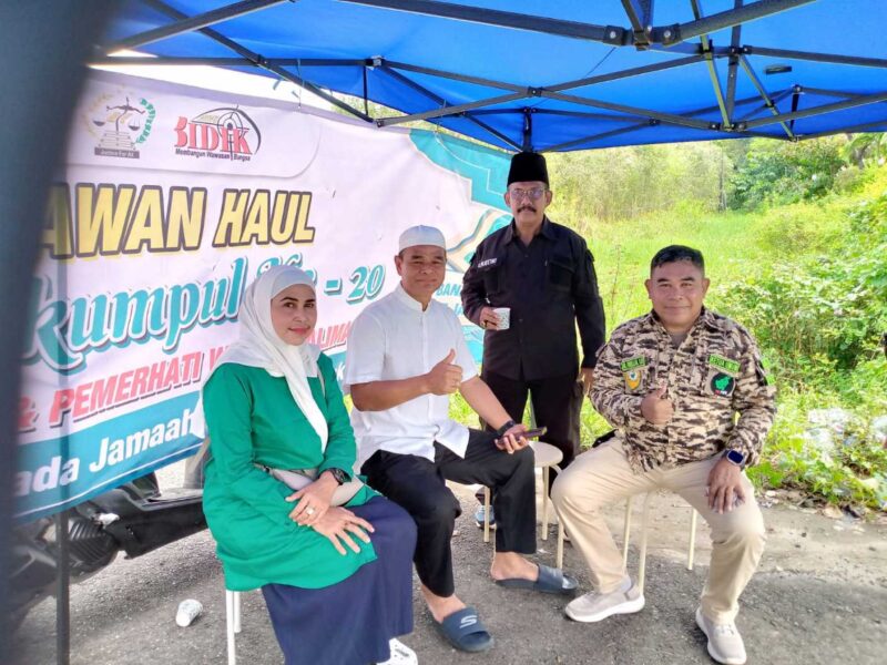 Ketua FKPWK H Rachmat Fadillah SH , DPD Purnawirawan Polri ,Sabar Prayitno dan anggota DPRD Kota Banjarmasin Hadi Supriyanto dari Fraksi Gerindra (foto Istimewa) usai berikan pelayanan kepada jamaah yang akan ke Sekumpul beristirahat sejenak ( foto Istimewa)