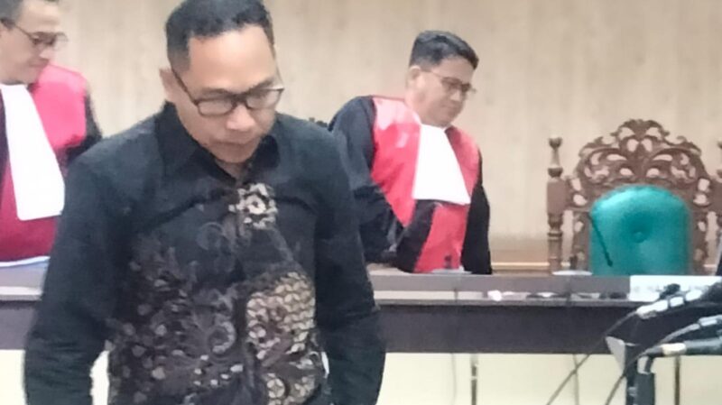 Salah satu terdakwa Sugeng Wahyudi saat akan meninggalkan ruang sidang tipikor (Foto Istimewa/Bomindonesia)
