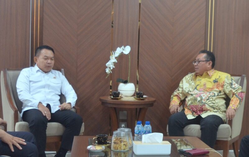 Pembina SMSI Pusat  Jenderal TNI (Purn) Dudung Abdurachman menerima kunjungan Ketua Umum Serikat Media Siber Indonesia  (SMSI)  Pusat, Firdaus dan jajaran (Foto Istimewa/Bomindonesia)
