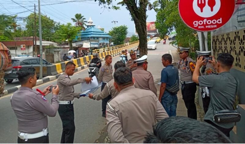 Olah TKP laka beruntun truk  tronton di Jalan S Parman saat dilaksanakan oleh Satuan Lantas Polresta Banjarmasin, Senin (13/1/2025). (foto:istimewa) 
