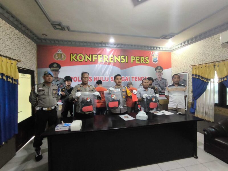 Polres Hulu Sungai Tengah saat menggelar konferensi pers dua kasus dengan dua tersangka (Foto Istimewa/Bomindonesia)
