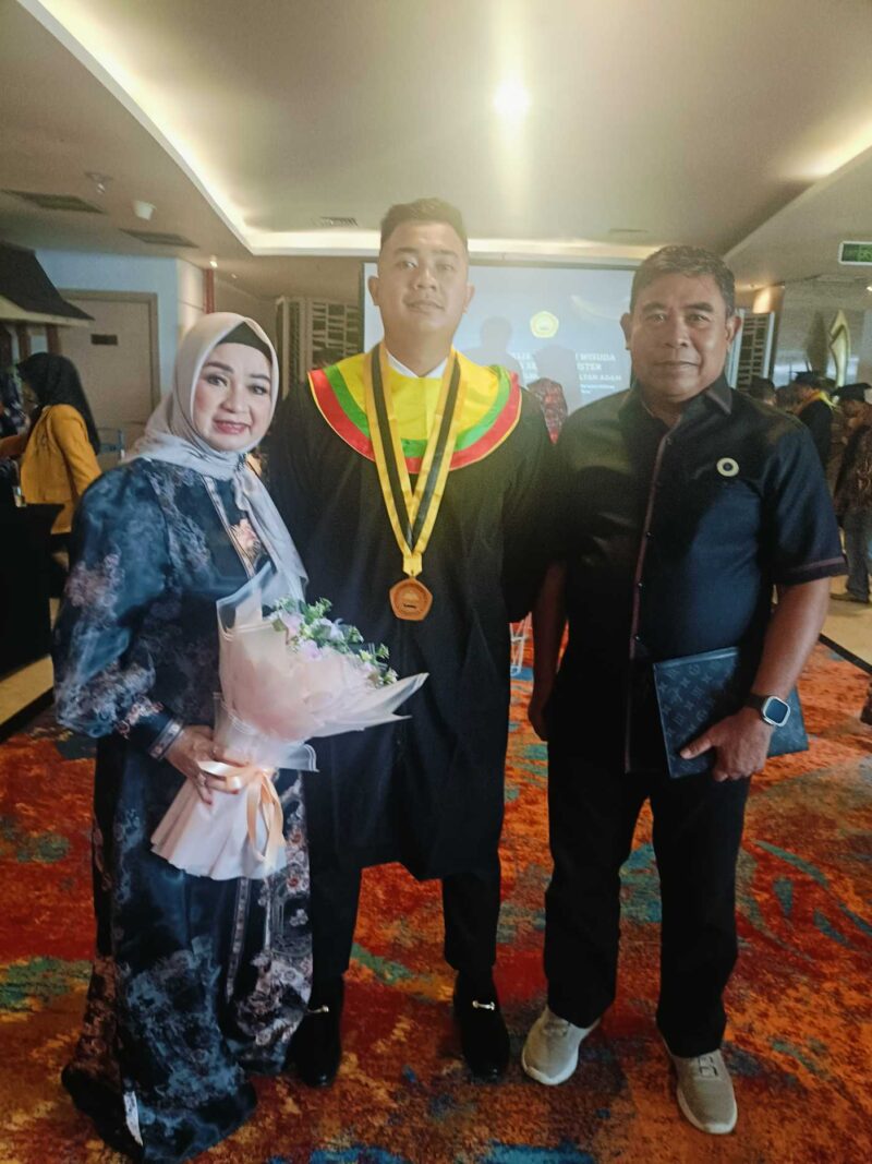 Kebahagiaan terpancar dari pasangan Ketua Umum FKPWK H Rachmat Fadillah SH dan Istri Hj Rosita foto bersama putra mereka Muhammad Amin usai wisuda STIH SA Banjarmasin di Galaxy Hotel lantai 3 ( Neptunus Ballroom). (Foto Mercy/Bomindonesia)
