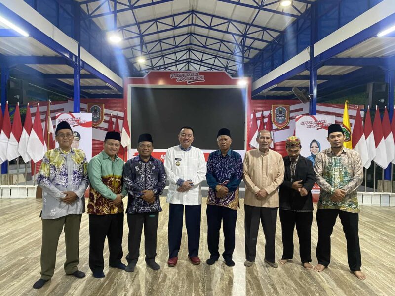 Gubernur Provinsi Kalsel, H Muhidin bersama pengurus ICMI Kalsel (foto:bomindonesia)