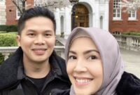 Artis Ratna Galih dan suami (foto istimewa/bomindonesia)