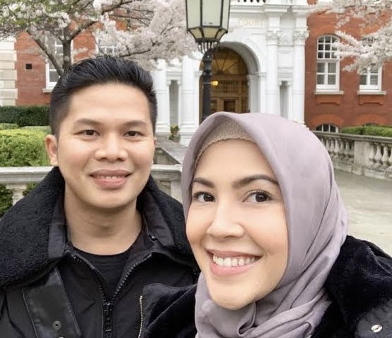 Artis Ratna Galih dan suami (foto istimewa/bomindonesia)