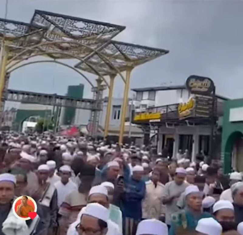 Suasana sesudah sholat Jumat di kawasan sekumpul (foto screenshot Instagram/Bomindonesia)