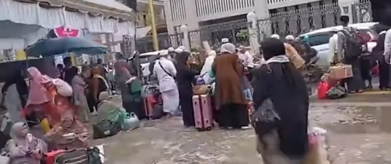 Situasi terkini puluhan Jamaah dari Riau menumpang lima bus tiba di Sekumpul Martapura (Foto Istimewa/Screenshot)/Bomindonesia)
