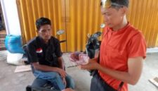 Warga menghitung uang mainan yang dibelanjakan seorang nenek di Pasar Sejumput, Kecamatan Mentawa Baru Ketapang, Sampit, Kabupaten Kotawaringin Timur (Foto Istimewa)