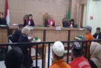 Rian Noor Effendi saat mendengarkan dakwaan JPU Ariyanti SH jaksa dari Kejati Kalsel (Foto Istimewa/Bomindonesia)