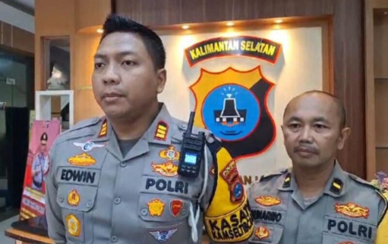 Kasat Lantas Polresta Banjarmasin AKP Edwin Widya Dirotsaha didampingi Humas Ipda Sunarmo  (Foto : Istimewa/Bomindonesia) 
