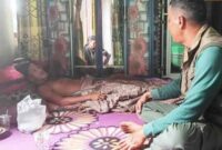 Kepala BKSDA Resort Sampit, Muriansyah berbincang dengan Kipli salah seorang korban serangan buaya di Desa Lampuyang, Kecamatan Teluk Sampit, Kabupaten Kotawaringin Timur 
(Foto Istimewa/Bomindonesia)
