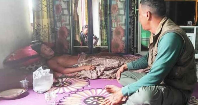 Kepala BKSDA Resort Sampit, Muriansyah berbincang dengan Kipli salah seorang korban serangan buaya di Desa Lampuyang, Kecamatan Teluk Sampit, Kabupaten Kotawaringin Timur 
(Foto Istimewa/Bomindonesia)
