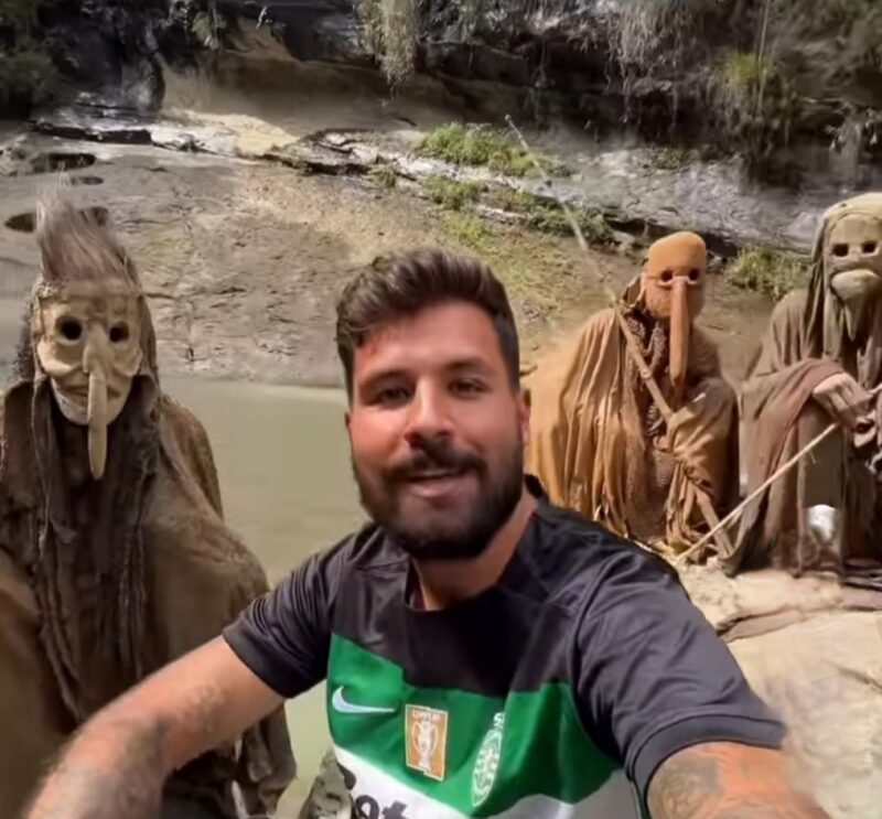 Daniel Pinto pose bersama orang orang Suku Spirit Bird di Papua Nugini (Foto Istimewa/Bomindonesia)